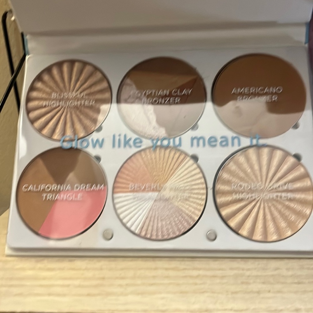 Ofra cosmetics on the glow pallette